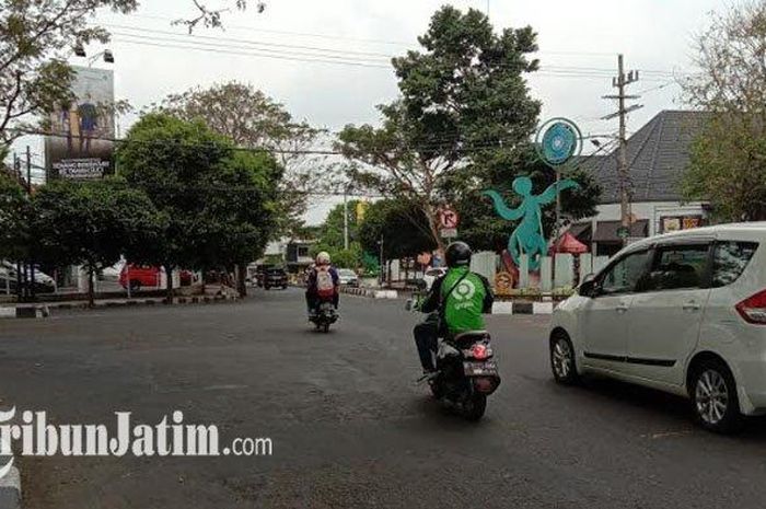 Lokasi kejadian pencurian isi mobil pengantaran barang yang dilakukan oleh oknum suporter. 