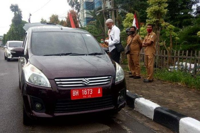 Suzuki Ertiga pelat merah yang menjadi korban maling modus pecah kaca di Kenali Besar, Kota Baru, Jambi