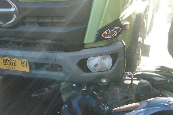 Yamaha NMAX dan Fino tertancap di kolong depan roda truk tronton setelah adu tabrak dan jatuh