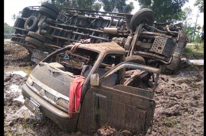 Kondisi truk tronton dan pikap yang terlibat kecelakaan hingga terseret ke area persawahan