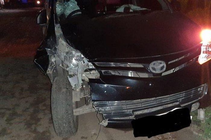 Kondisi Toyota Avanza yang ditabrak Honda CRF150L akibat oleng ke kanan di jalan Enrekang-Makassar, Sulawesi Selatan