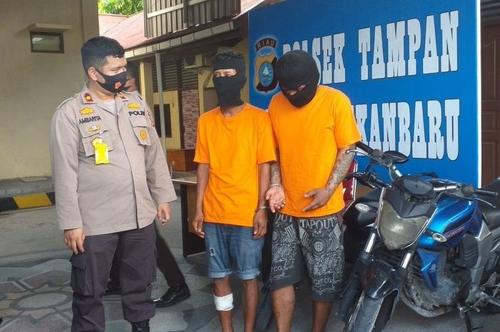 Kapolsek Tampan Kompol Hotmartua Ambarita saat menggelar ekspos penangkapan dua pelaku spesialis curanmor di Polsek Tampan, Kota Pekanbaru, Riau, Senin (10/8/2020) 