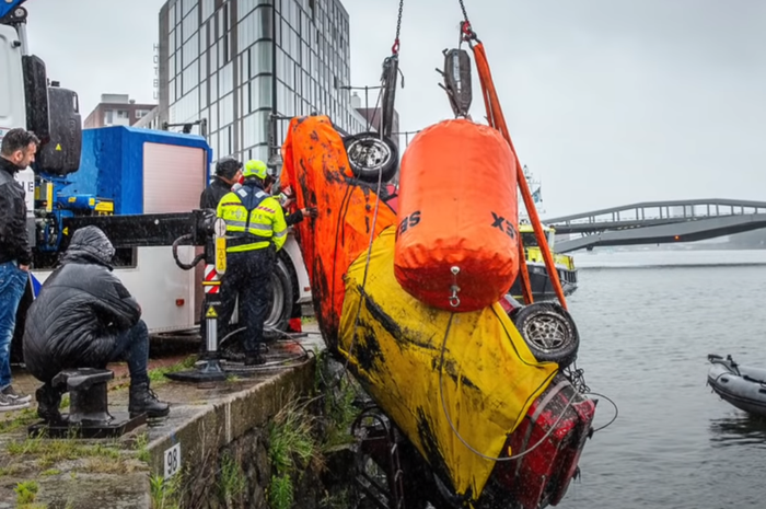 proses evakuasi Ferrari Mondial yang diceburin ke laut dan baru diselamatkan 26 tahun kemudian 