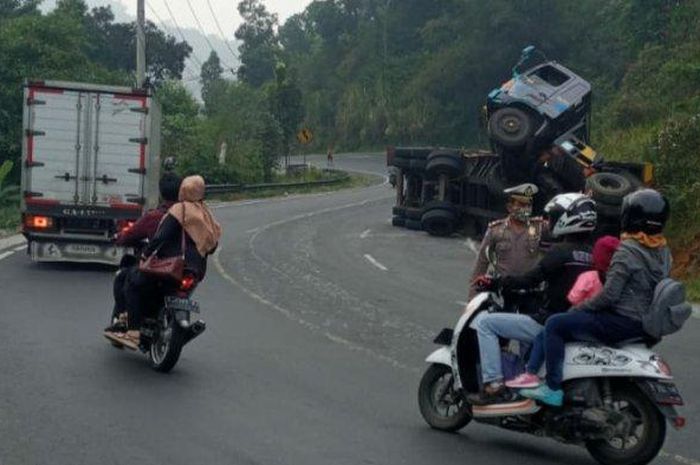 Personel Polresta Tasikmalaya masih berjaga di lokasi kecelakaan truk yang tak kuat menanjak dan terguling di tanjakan Gentong, Selasa (11/08/2020).