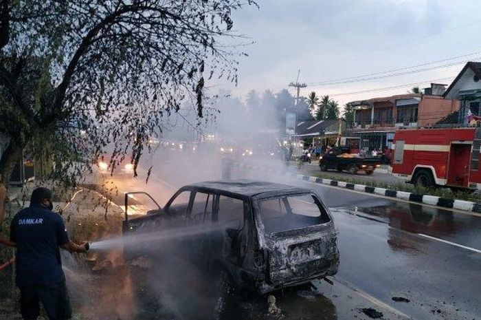 Toyota Kijang Kapsul menyisakan misteri usai terbakar di Jl raya kelurahan Kenanga, Sungai Liat, Bangka, Senin (10/8/2020).