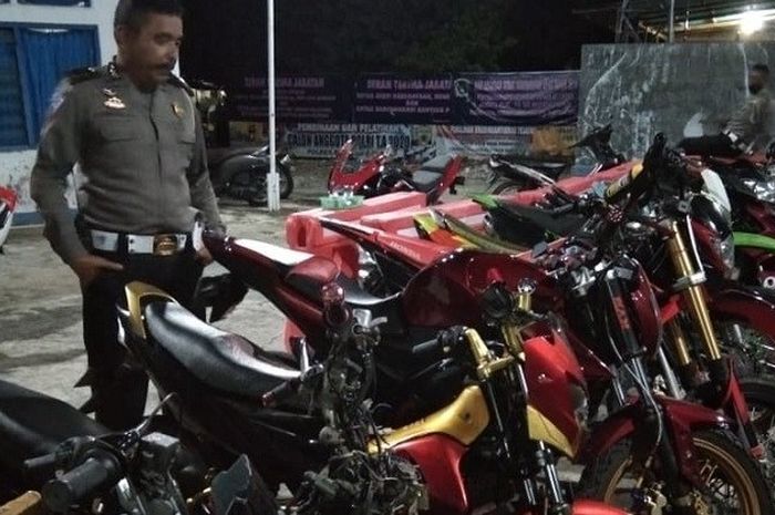 Polres Pasaman Barat mengamankan 21 motor yang terlibat balap liar