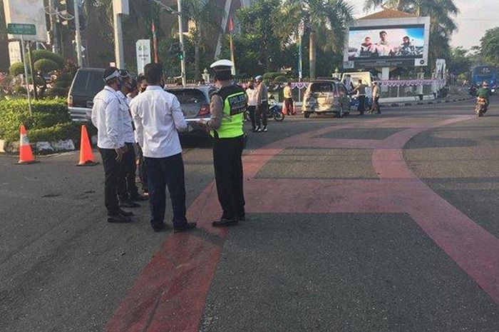 Kecelakaan Honda Brio terjang Suzuki Ertiga, Mitsubishi Kuda dan Busway di Jl Jenderal Sudirman, kota Pekanbaru