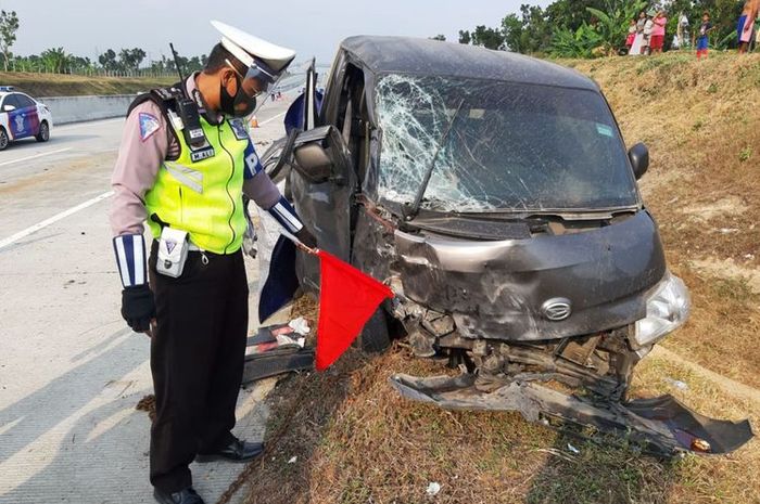 Pecah ban saat berada di jalur tol Ngawi &ndash; Solo sebuah mobil pickup grand max masuk ke parit menewaskan 2 penumpang, Senin (10/8/2020).