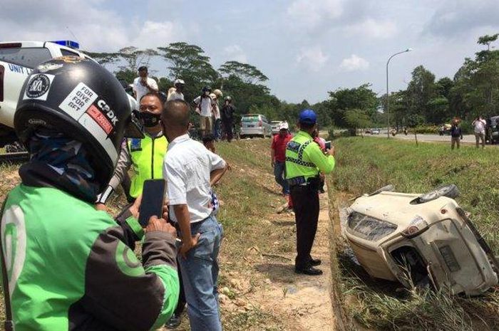 Satu unit mobil Toyota Avanza bernopol BP 1603 JM masuk ke dalam parit di Sei Temiang, Sekupang Batam pada Selasa (11/8/2020) siang.