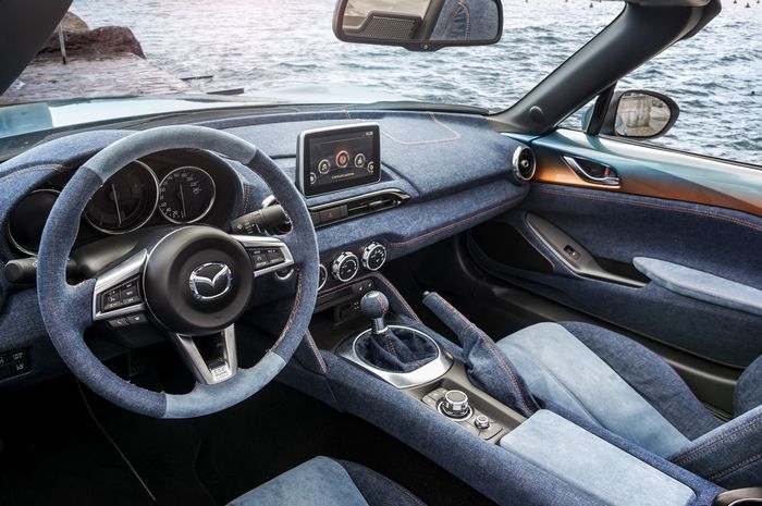 Kabin Mazda MX-5 dilapis bahan jenis denim untuk celana jins 