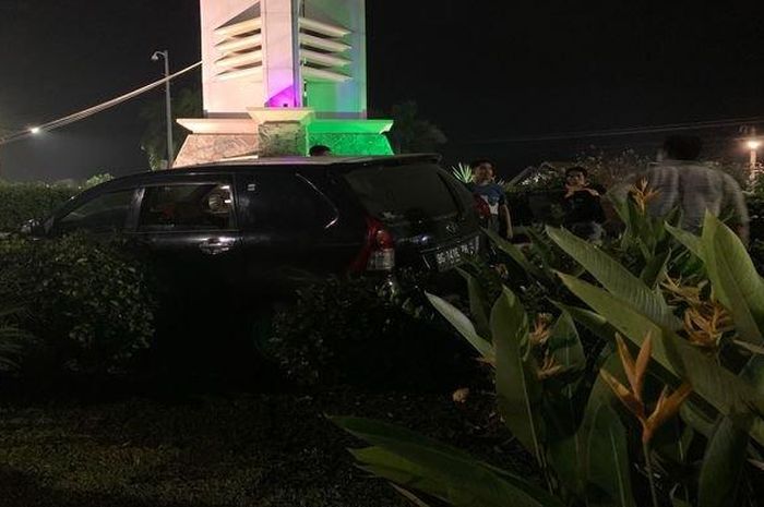 Toyota Avanza nyangkut di taman Tugu Bintang Sekayu, Musi Banyuasin, Sumatera Selatan