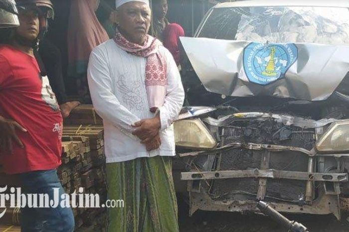 Kondisi mobil mini bus usai adu moncong dengan Suzuki satria di Jalan Raya Pamekasan-Sumenep, Desa Pagendingan, Kecamatan Galis, Kabupaten Pamekasan, Madura 