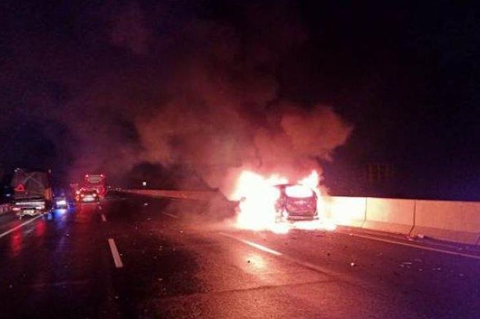 Sebuah mobil terbakar setelah mengalami kecelakaan lalulintas di Jalan Tol Semarang-Bawen KM 432.100 Kabupaten Semarang, Selasa (11/8/2020) malam.  