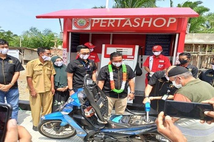 Pertamina gandeng Bumdes sediakan BBM satu harga hingga pelosok dengan mendirikan Pertashop yang menjual BBM murni yang kualitasnya setara dengan SPBU.