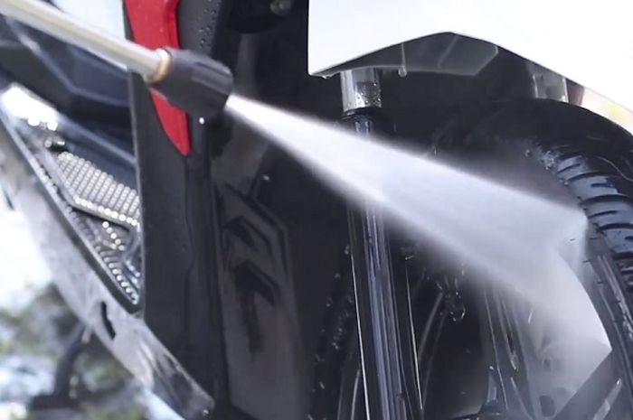 Setelah busa sampo cuci motor touchless disemprotkan pada body enggak harus dilap dengan busa atau washmit, langsung disemprot saja dengan air bertekanan tinggi dari jet washer 