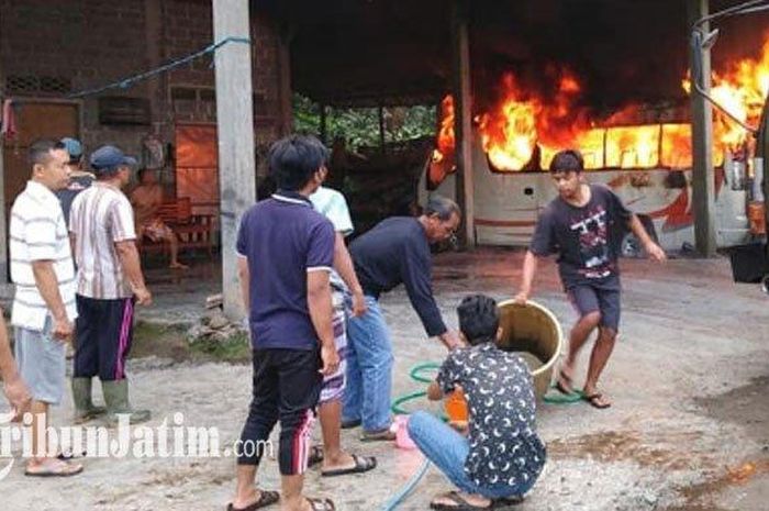 Isuzu Elf terbakar dalam kondisi mesin mati, Rabu (12/8/2020) siang. 