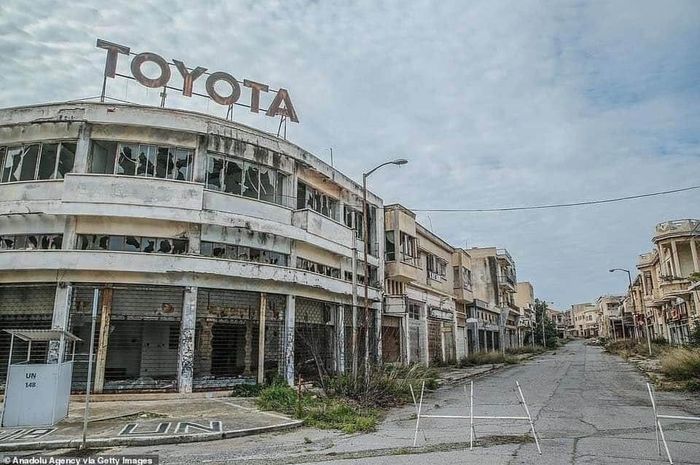 Deretan mobil baru di dealer Toyota Varosha ini dibiarkan terbengkalai selama 46 tahun
