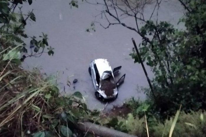 Kondisi Toyota Ayla yang terjun ke Sungai Galuh Kabupaten Wonosobo, Rabu (12/8/2020).  