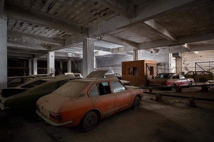 Penampakan mobil yang masih tertata di dealer Toyota Varosha yang terbengkalai selama 46 tahun