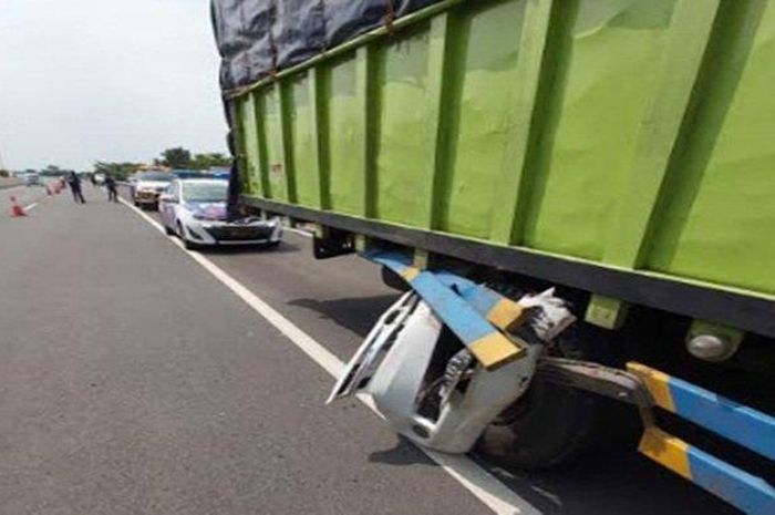 Bumper Toyota Avanza masih tersangkut di besi pengaman trk tronton usai insiden kecelakaan di ruas tol Kayuagung-Palembang, Selasa (12/8/2020).