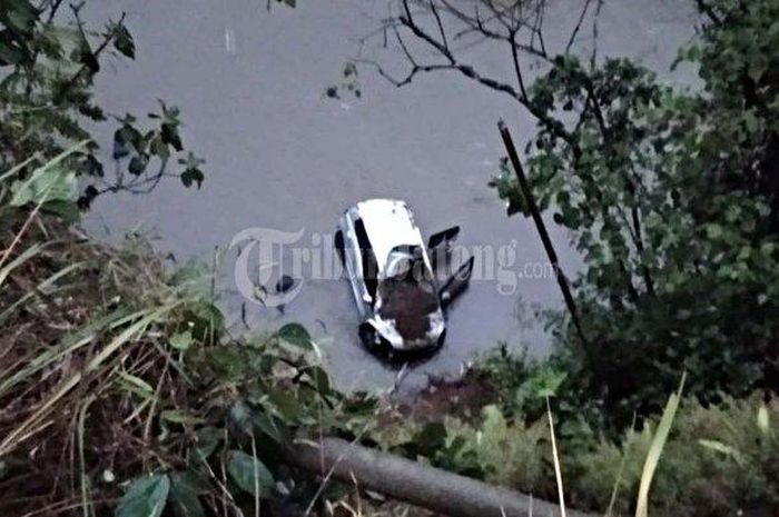 Daihatsu Ayla yang terjun ke sungai Galuh di Wonosobo sedalam 25 meter