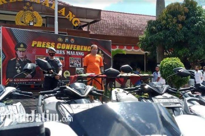KK (43) pria asal Pakisaji, Kabupaten Malang raih pundi-pundi uang dari sepeda motor kredit macet.