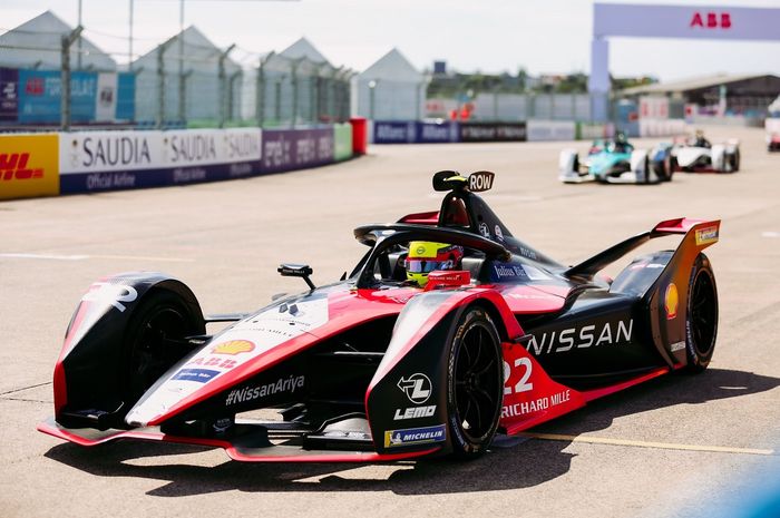 Oliver Rowland dari tim NIssan berhasil mencatatkan kemenangan pertama pada Formula E Jerman R10,, sedangkan tim DS Techeetah gagal meraih poin.