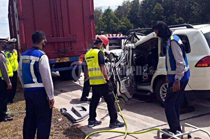 Mitsubishi Pajero Sport tabrak bak truk tronton di tol Batang-Semarang hingga atap tertekuk kabin pengemudi ambyar