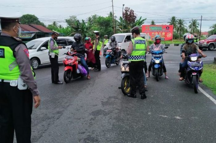 Personel Satlantas Polres Kapuas gelar razia pengendara di Jalan Tambun Bungai atau pertigaan depan Kantor PWI, Rabu (12/08/2020)