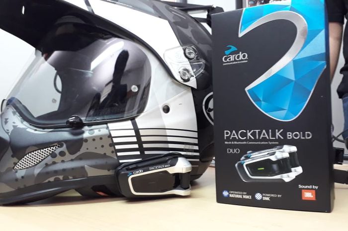 Intercom cardo packtalk bold terpasang di helm