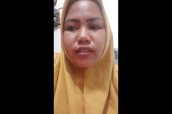 Viral video seorang perempuan pedagang PKL di Palembang diancam istri Wakapolda gara-gara menegur parkir mobil.