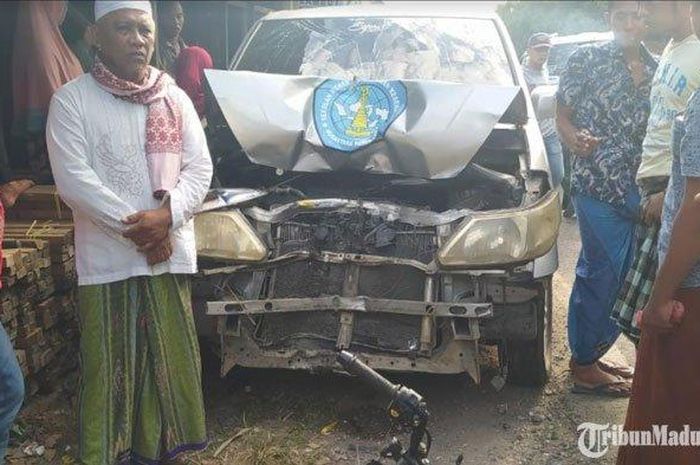 Nissan Serena yang rontok depan usai diterjang Suzuki Satria F150 yang makan jalan karena ngotot nyalip di jalan raya Pamekasan-Sumenep, Madura