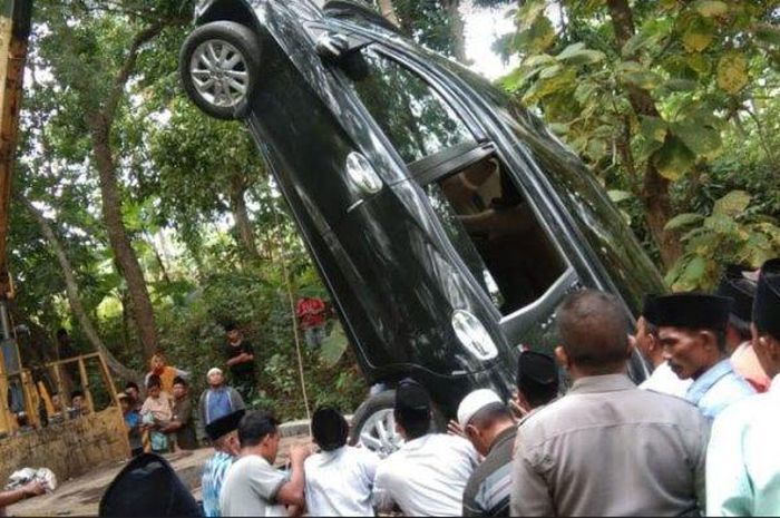 Honda Mobilio yang ikut rombongan pengantin masuk jurang lantaran mesin mati mendadak di Jalan Raya Dusun Orai, Desa Pamoroh, Kecamatan Kadur, Kabupaten Pamekasan, Madura, Kamis (13/8/2020)