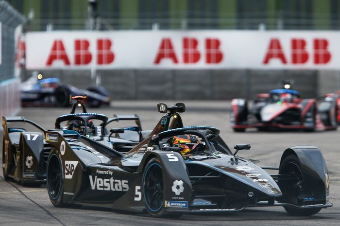 Stoffel Vandoorne berhasil meraih kemenangan pertamanya Mercedes di Formule E Jerman R11.