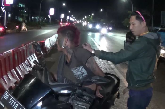 Tim Anti Bandit Polres Gowa, Sulawesi Selatan membekuk ZA yang buron selama tiga bulan terkait penghinaan melalui media sosial. Rabu, (6/8/2020).