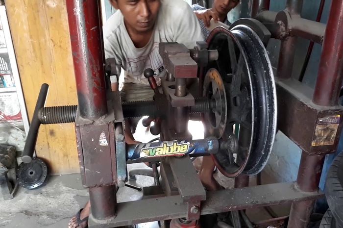 Ilustrasi press pelek motor 