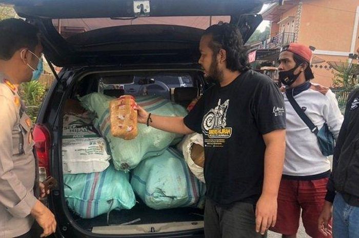 Toyota Avanza berisi lima karung yang di dalamnya ada 102 paket ganja kering siap edar