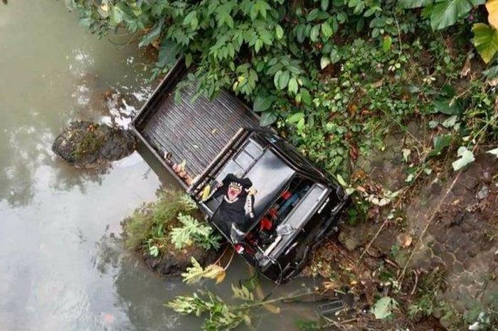 Mitsubishi L300 yang ditemukan di dasar jurang kabupaten Sukabumi tanpa pengemudi, diduga hasil pelarian