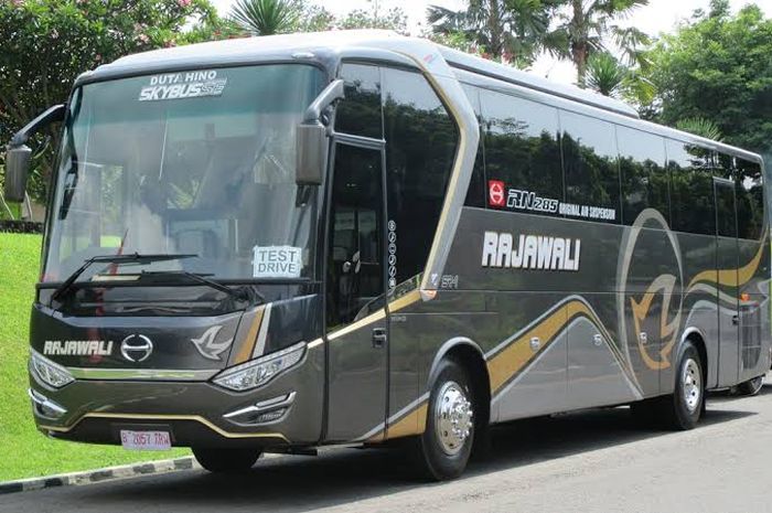 Ilustrasi bus Hino RN285