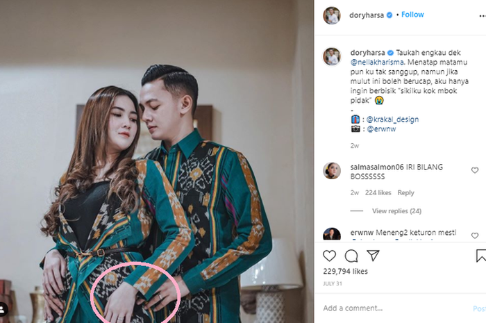 Dory Harsa dan Nella Kharisma dikabarkan menikah pada 15 Agustus 2020 di sebuah gereja di Kediri.