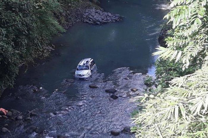 Toyota Avanza yang ikut rombongan pengantin asal Kecamatan Bontoramba, Kabupaten Jeneponto, Sulawesi Selatan masuk ke dasar Sungai Apareng atau dekat jembatan Apareng, Sinjai, Sabtu (15/8/2020). 