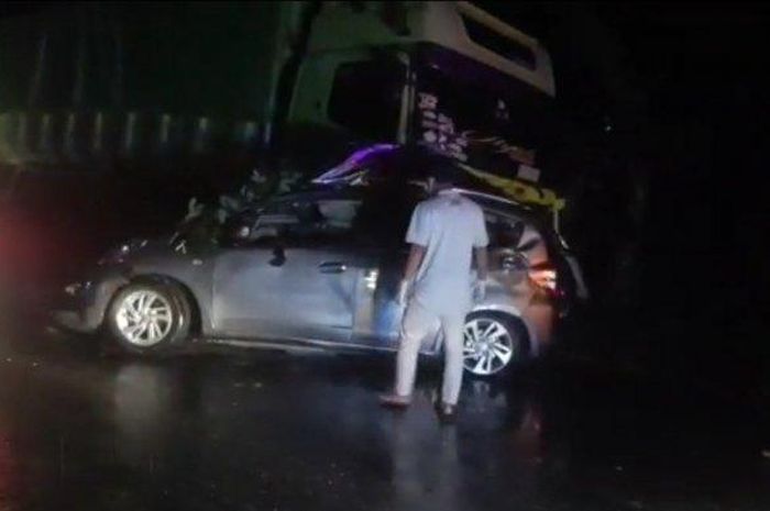 Honda Jazz ringsek parah setelah menghantam truk