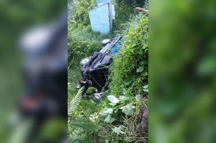 Mitsubishi L300 pikap tabrak tebing dan terguling