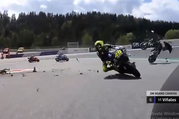 Detik-detik Valentino Rossi nyaris dihajar dua motor