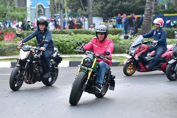 Presiden Jokowi saat mengendarai motor custom miliknya