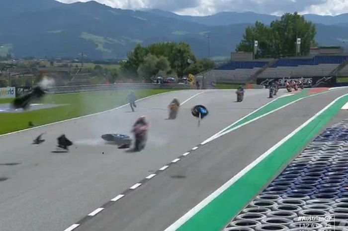 Detik-detik beberapa pembalap, termasuk Hafizh Syahrin mengalami kecelakaan mengerikan di tikungan pertama lap ketiga pada gelaran Moto2 Austria 2020.