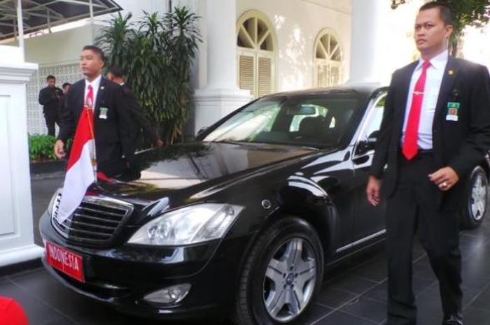 Pastinya belum banyak yang tahu alasan mobil presiden berwarna hitam. Contohnya mobil kepresidenan yang dipakai Presiden RI, Joko Widodo.