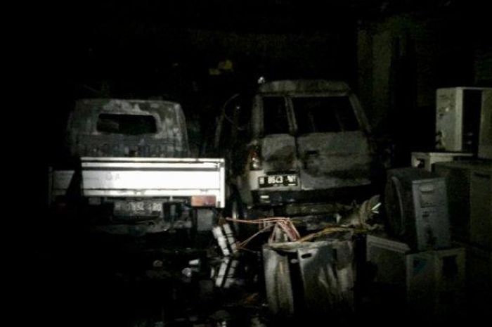 Dua mobil ikut hangus terbakardi kantor servis AC di Kalipancur, Ngaliyan, Kota Semarang Sabtu (15/8/2020) malam. 