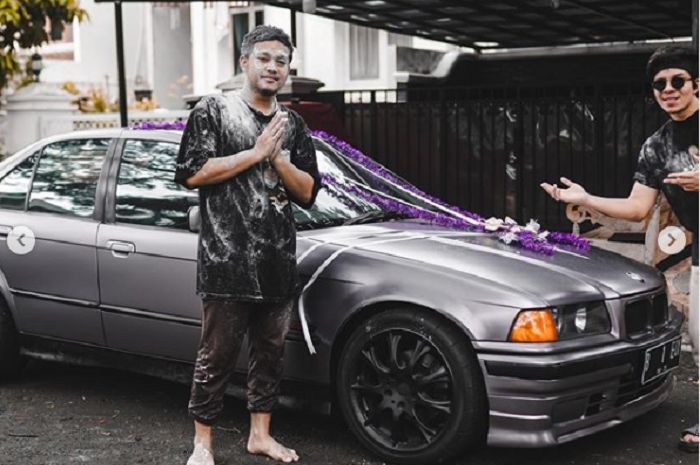 Atta Halilintar memberikan pegwainya kado berupa BMW E36