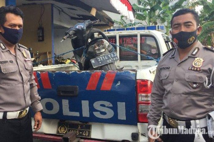 Honda BeAT yang dikendarai ibu dengan dua anaknya dan terlibat kecelakan maut